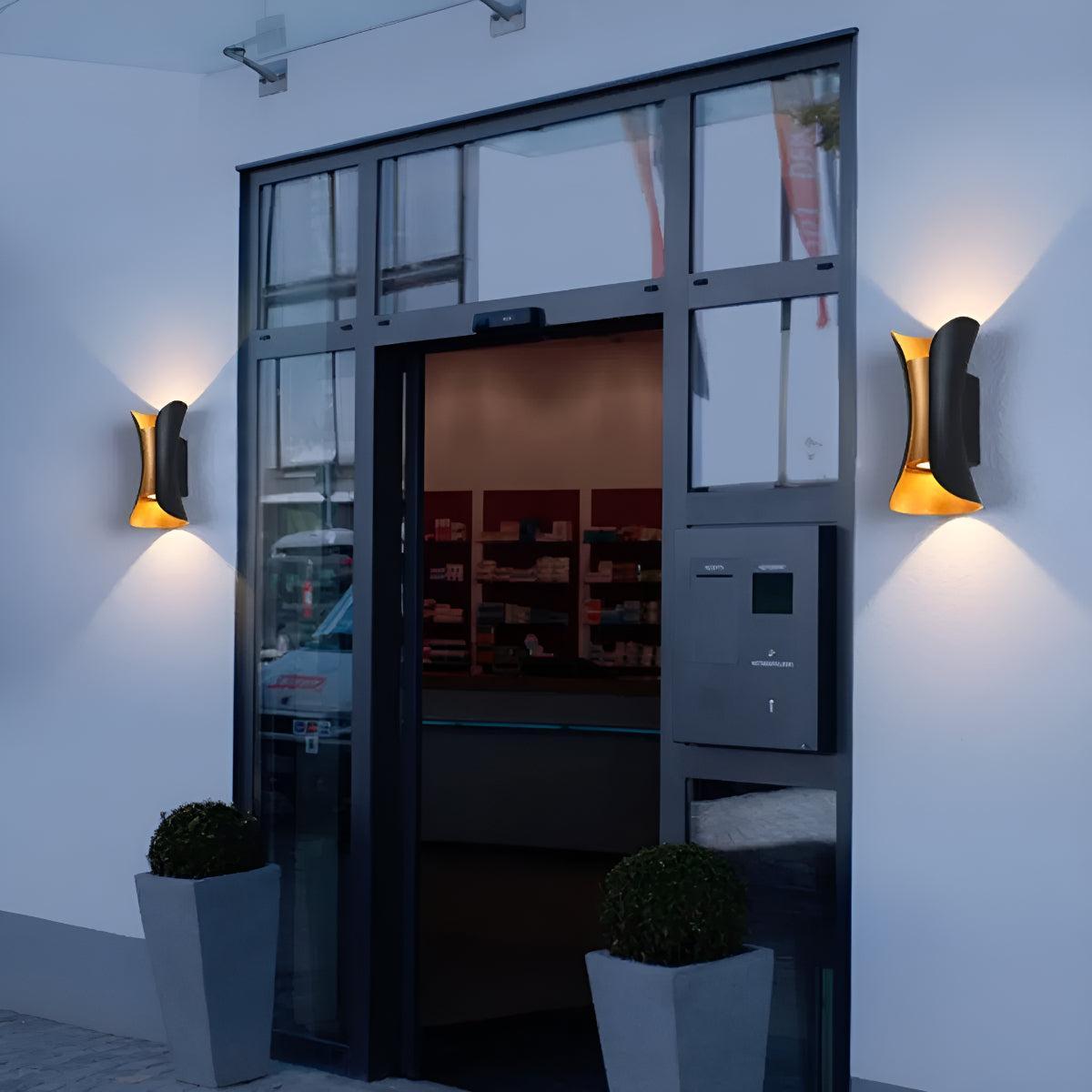 Lampada da parete per esterni curva con doppia luce verso l'alto e verso il basso