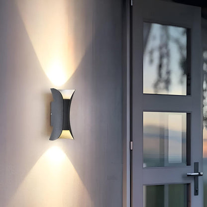 Lampada da parete per esterni curva con doppia luce verso l'alto e verso il basso