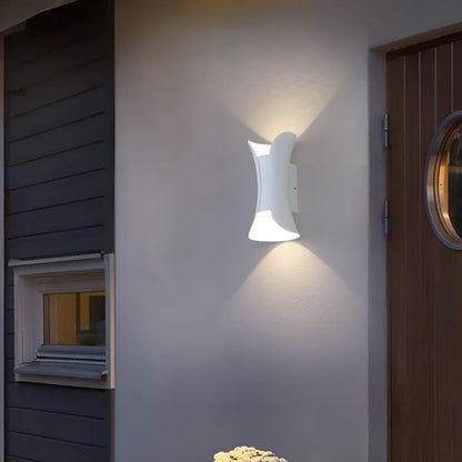 Lampada da parete per esterni curva con doppia luce verso l'alto e verso il basso
