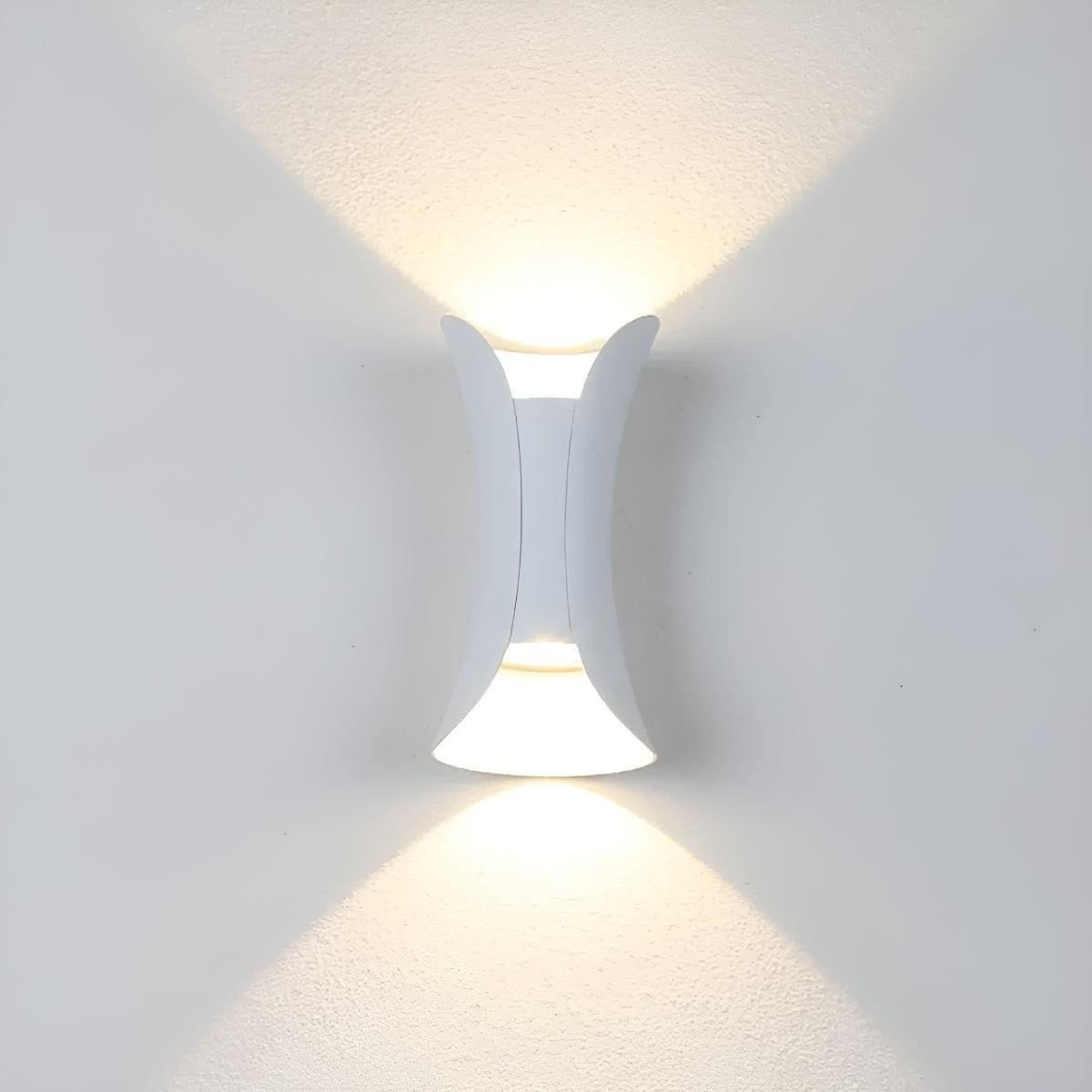 Lampada da parete per esterni curva con doppia luce verso l'alto e verso il basso
