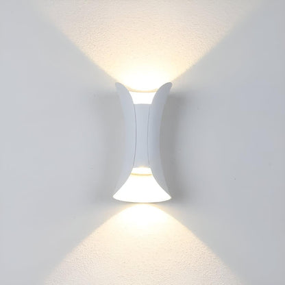 Lampada da parete per esterni curva con doppia luce verso l'alto e verso il basso