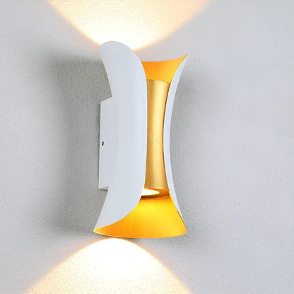 Lampada da parete per esterni curva con doppia luce verso l'alto e verso il basso