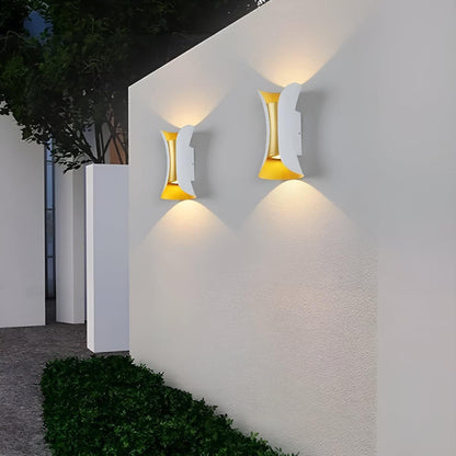 Lampada da parete per esterni curva con doppia luce verso l'alto e verso il basso