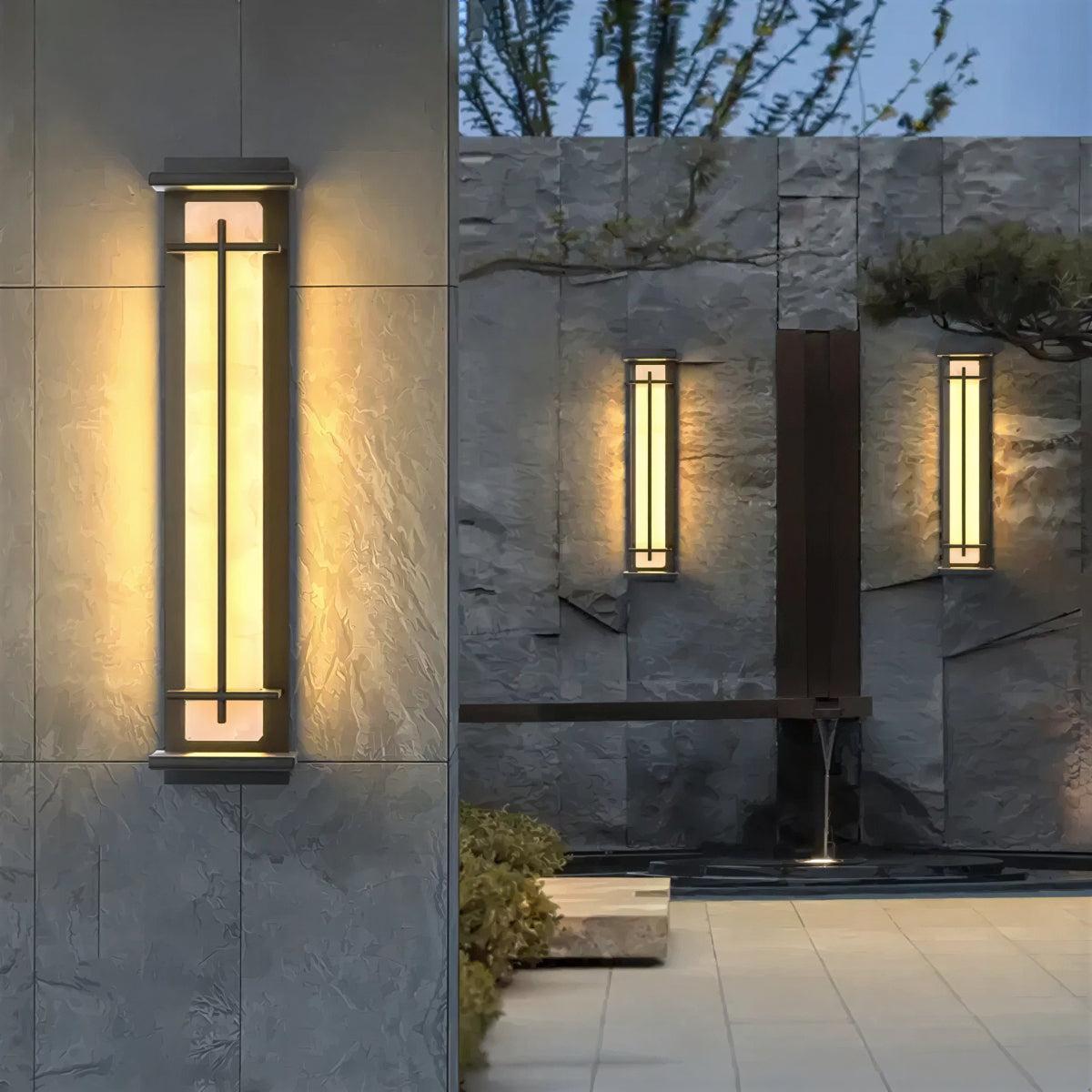 Lampada da parete per esterni in alabastro con design a gabbia verticale