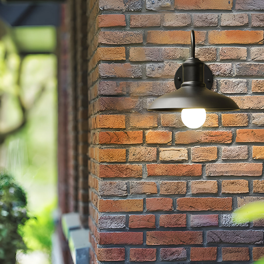 Lampada da parete per esterni industriale vintage in ferro con braccio a collo d'oca