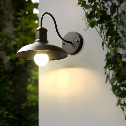 Lampada da parete per esterni industriale vintage in ferro con braccio a collo d'oca