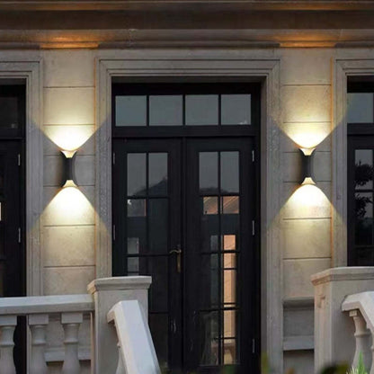 Lampada da parete per esterni LED curva nera e oro con luce verso l'alto e verso il basso