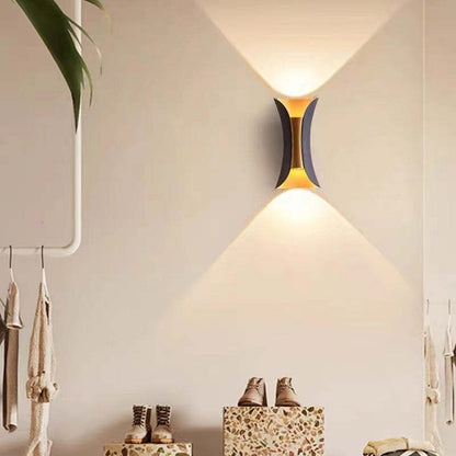 Lampada da parete per esterni LED curva nera e oro con luce verso l'alto e verso il basso
