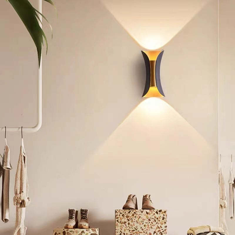 Lampada da parete per esterni LED curva nera e oro con luce verso l'alto e verso il basso