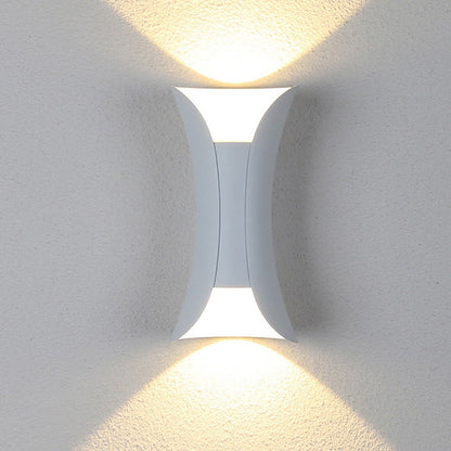 Lampada da parete per esterni LED curva nera e oro con luce verso l'alto e verso il basso