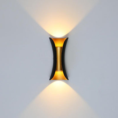 Lampada da parete per esterni LED curva nera e oro con luce verso l'alto e verso il basso