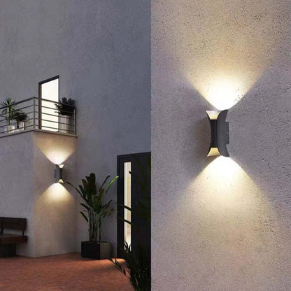 Lampada da parete per esterni LED curva nera e oro con luce verso l'alto e verso il basso