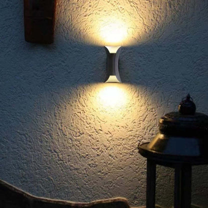 Lampada da parete per esterni LED curva nera e oro con luce verso l'alto e verso il basso