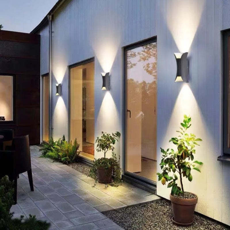 Lampada da parete per esterni LED curva nera e oro con luce verso l'alto e verso il basso