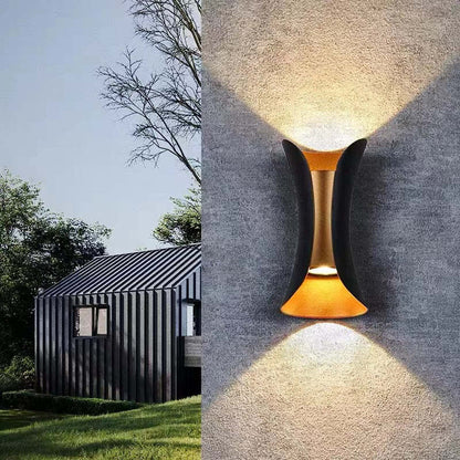 Lampada da parete per esterni LED curva nera e oro con luce verso l'alto e verso il basso