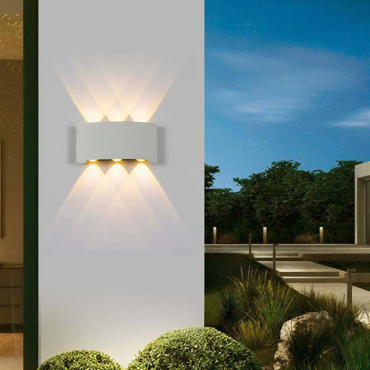 Lampada da parete per esterni moderna con design curvo a LED
