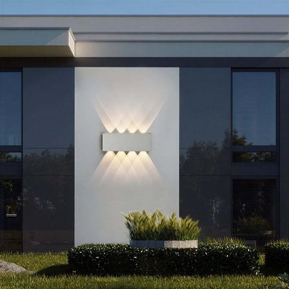 Lampada da parete per esterni moderna con design curvo a LED