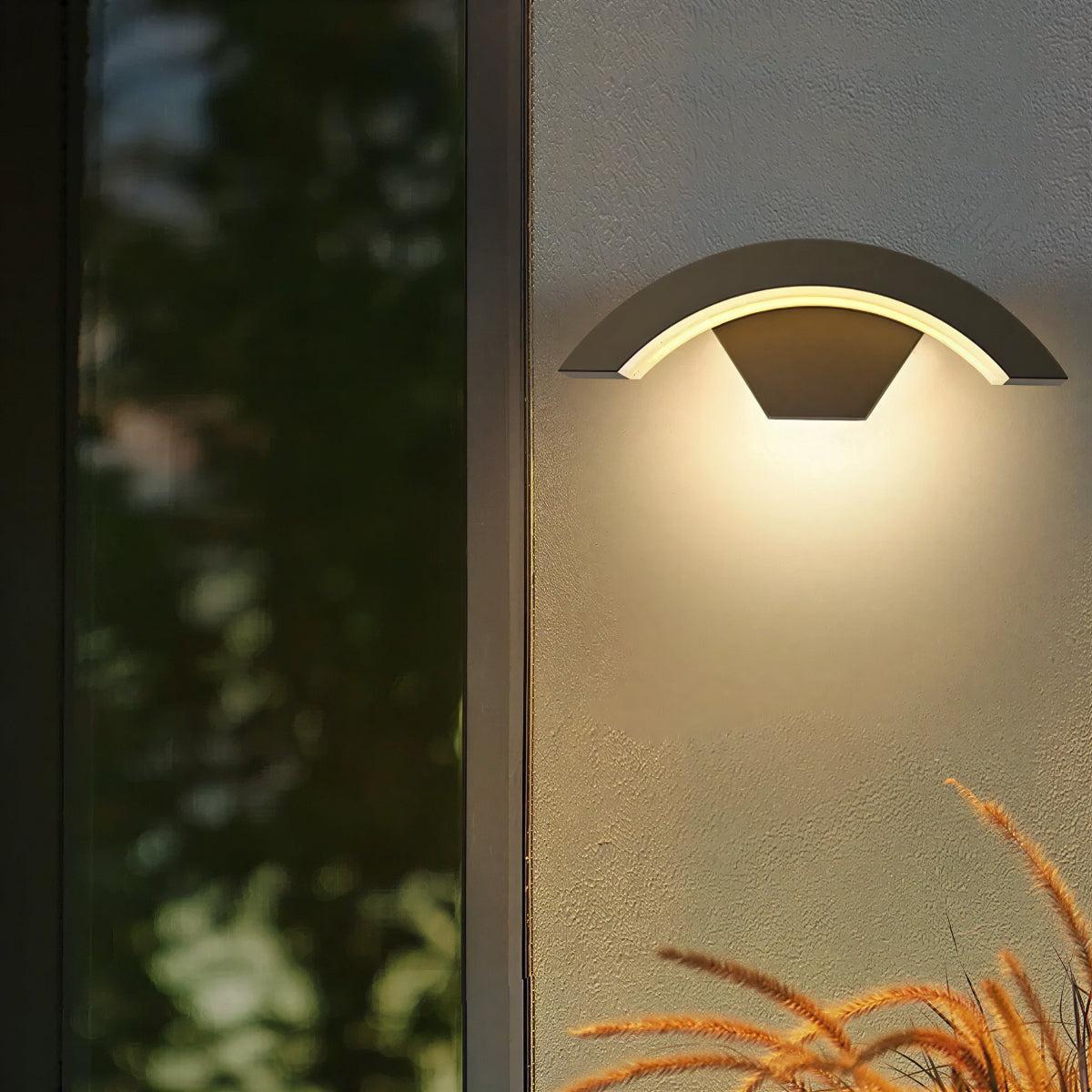 Lampada da parete per esterni moderna curva per portico, patio o giardino