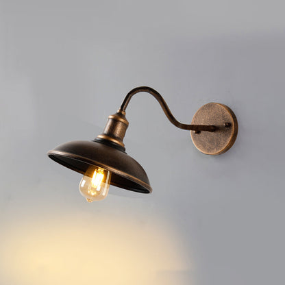 Lampada da parete per esterni rustica in ottone anticato con paralume a coppa per giardino e portico