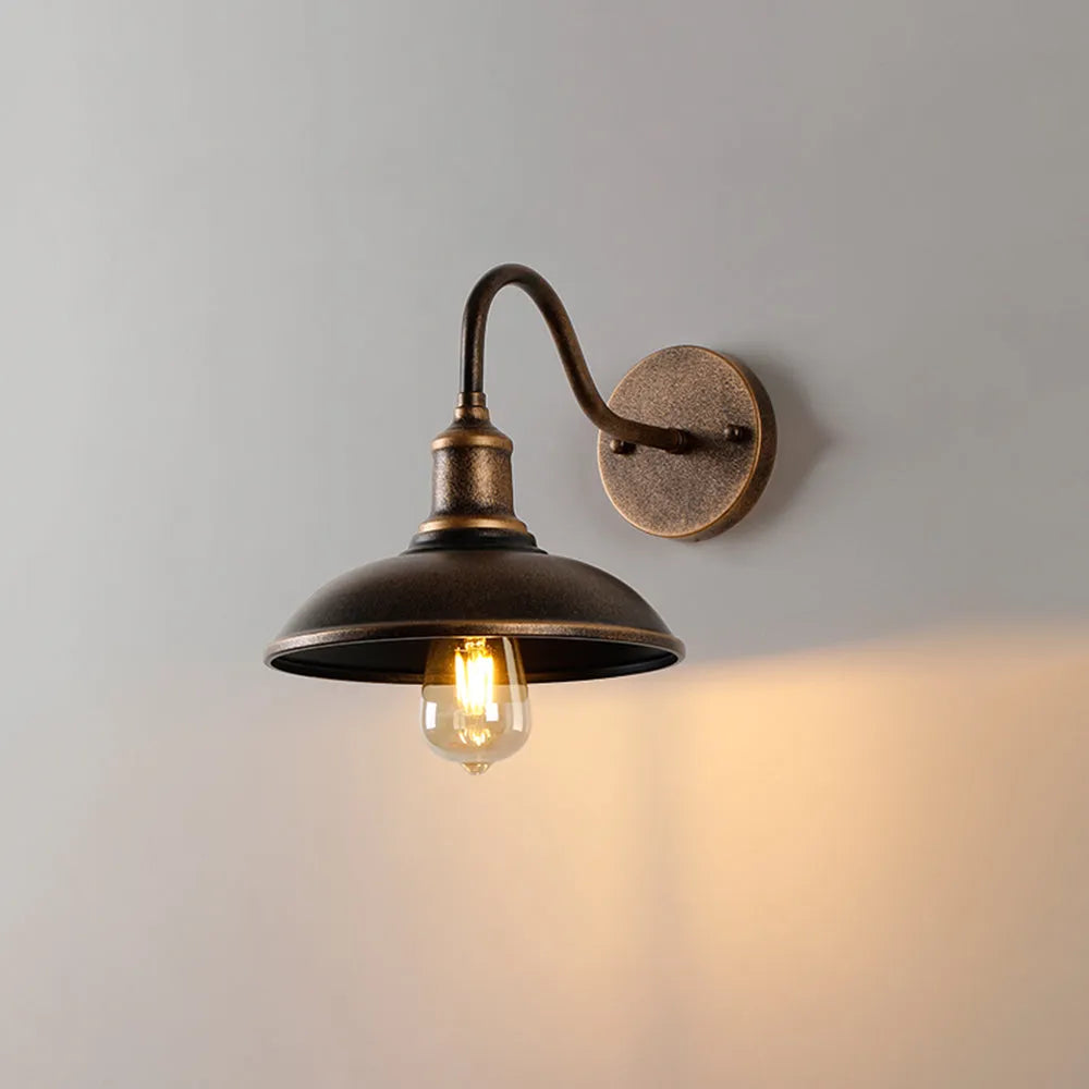 Lampada da parete per esterni rustica in ottone anticato con paralume a coppa per giardino e portico