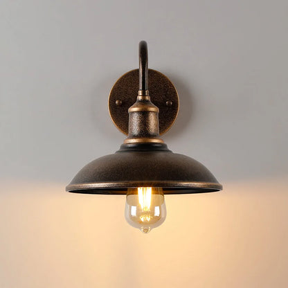 Lampada da parete per esterni rustica in ottone anticato con paralume a coppa per giardino e portico