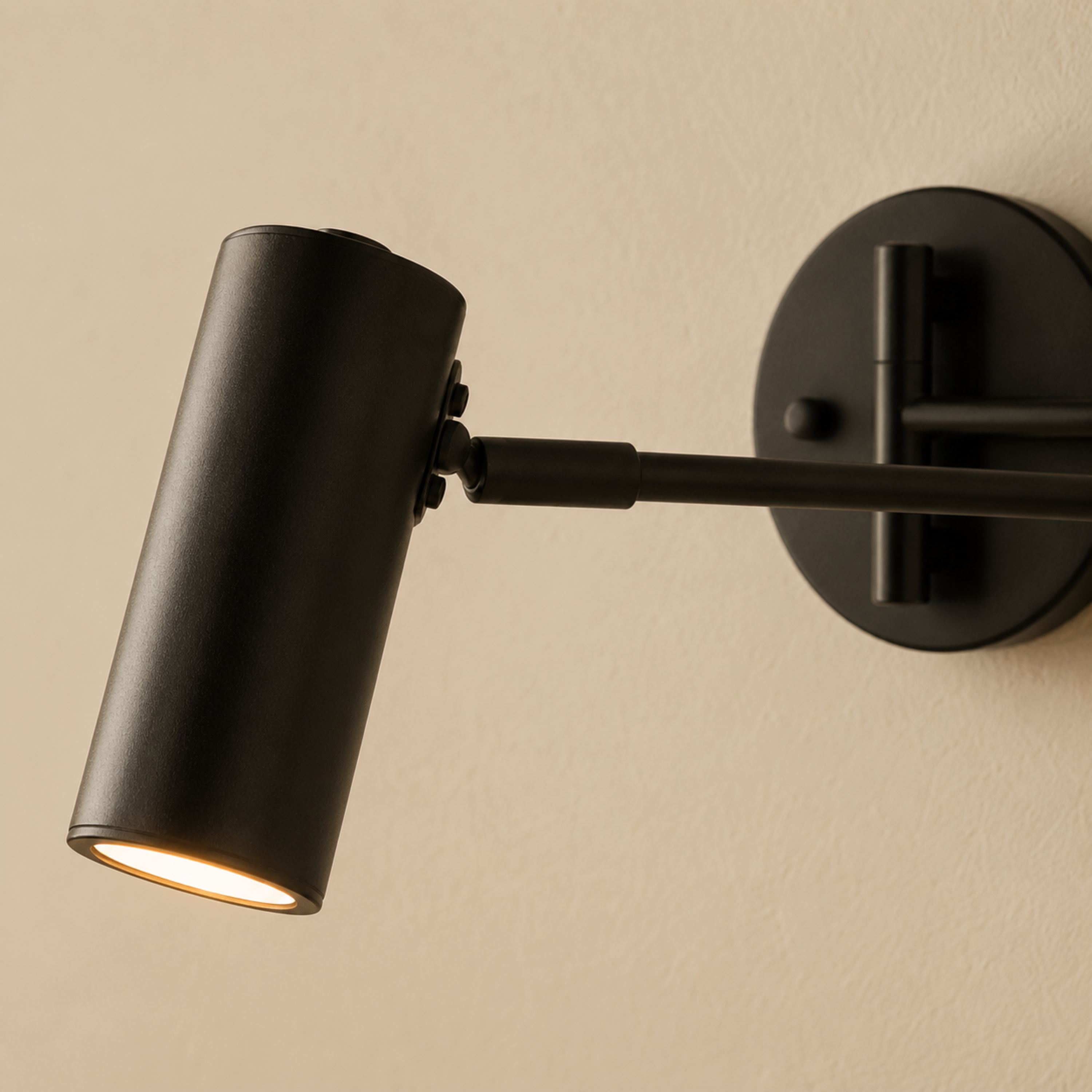 Lampada da parete regolabile con braccio snodabile in alluminio e acrilico