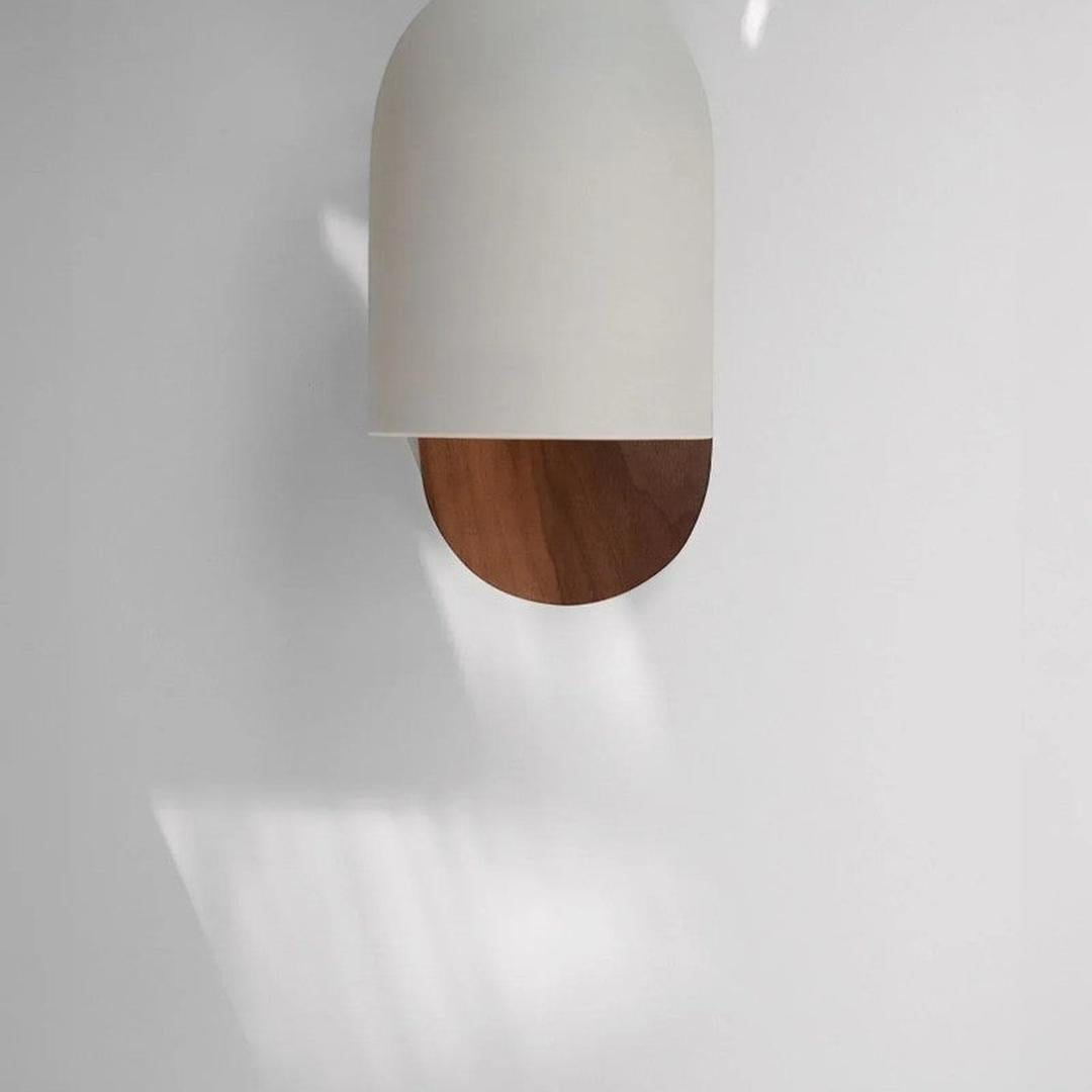 Lampada da parete wabi sabi in legno di noce e metallo