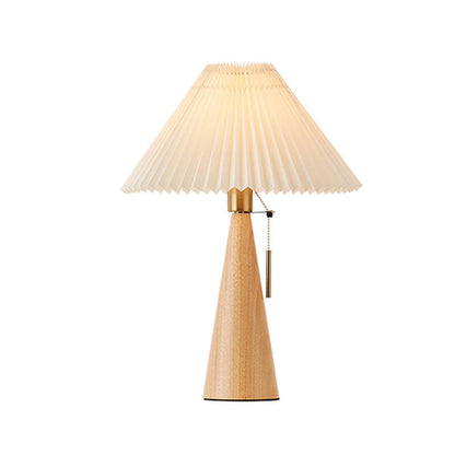 Lampada da tavolo japandi in legno con paralume plissettato in tessuto