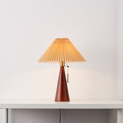 Lampada da tavolo japandi in legno con paralume plissettato in tessuto