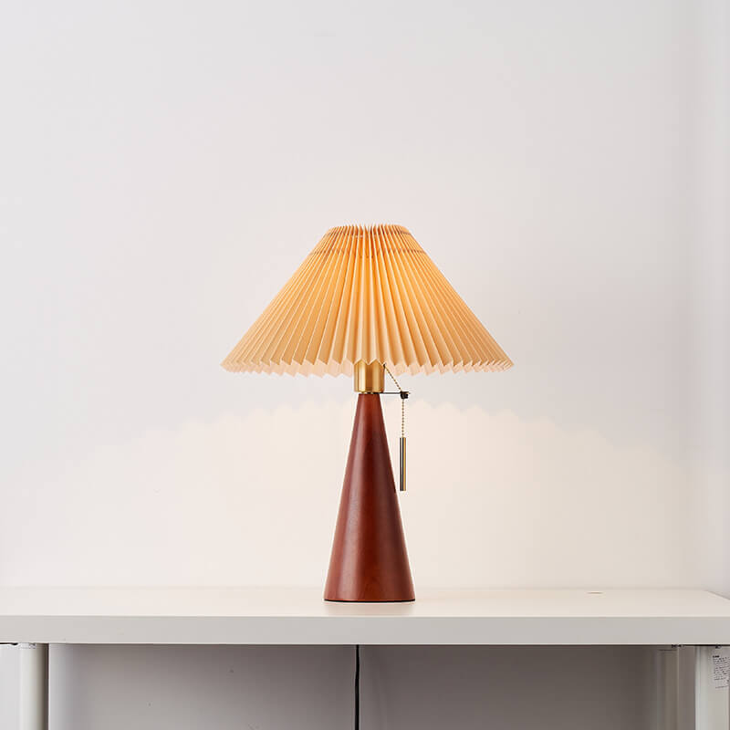 Lampada da tavolo japandi in legno con paralume plissettato in tessuto