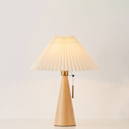 Lampada da tavolo japandi in legno con paralume plissettato in tessuto