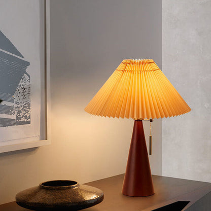 Lampada da tavolo japandi in legno con paralume plissettato in tessuto