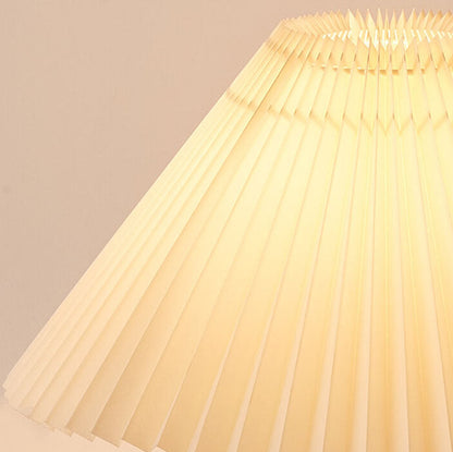 Lampada da tavolo japandi in legno con paralume plissettato in tessuto