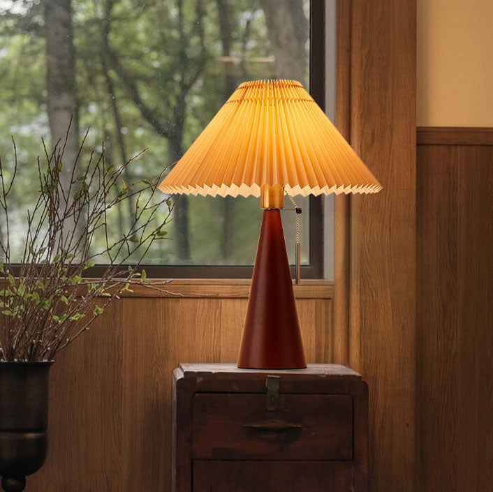 Lampada da tavolo japandi in legno con paralume plissettato in tessuto