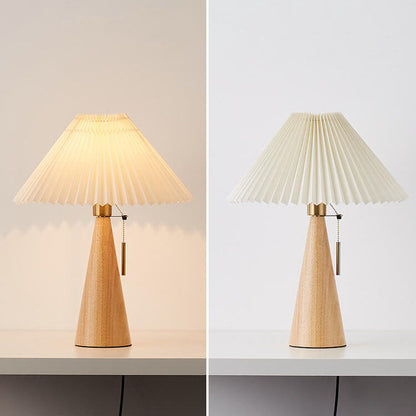 Lampada da tavolo japandi in legno con paralume plissettato in tessuto