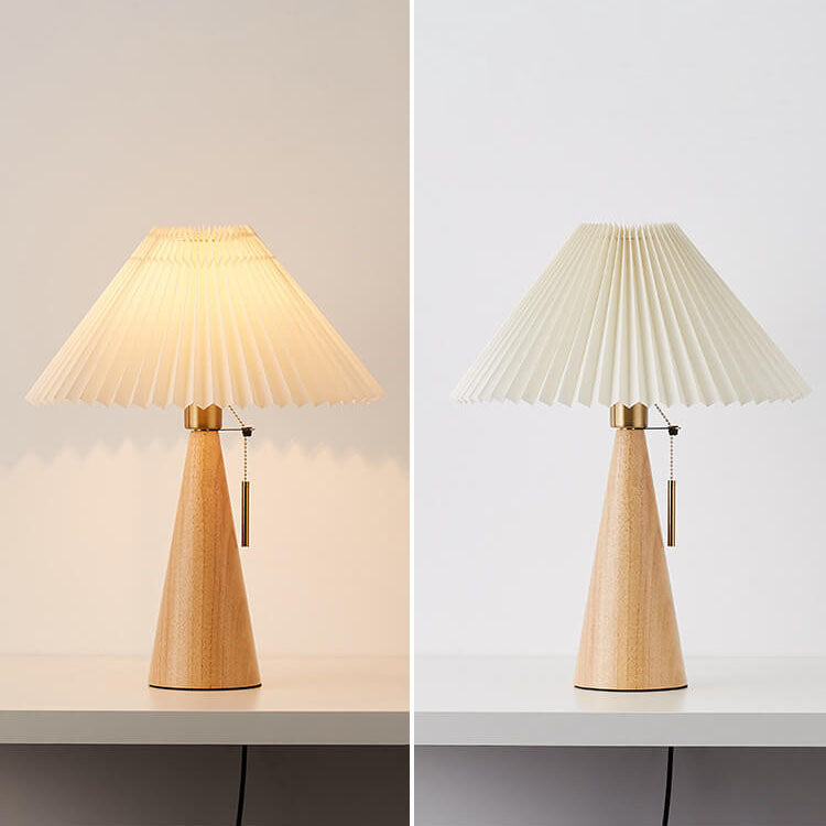 Lampada da tavolo japandi in legno con paralume plissettato in tessuto