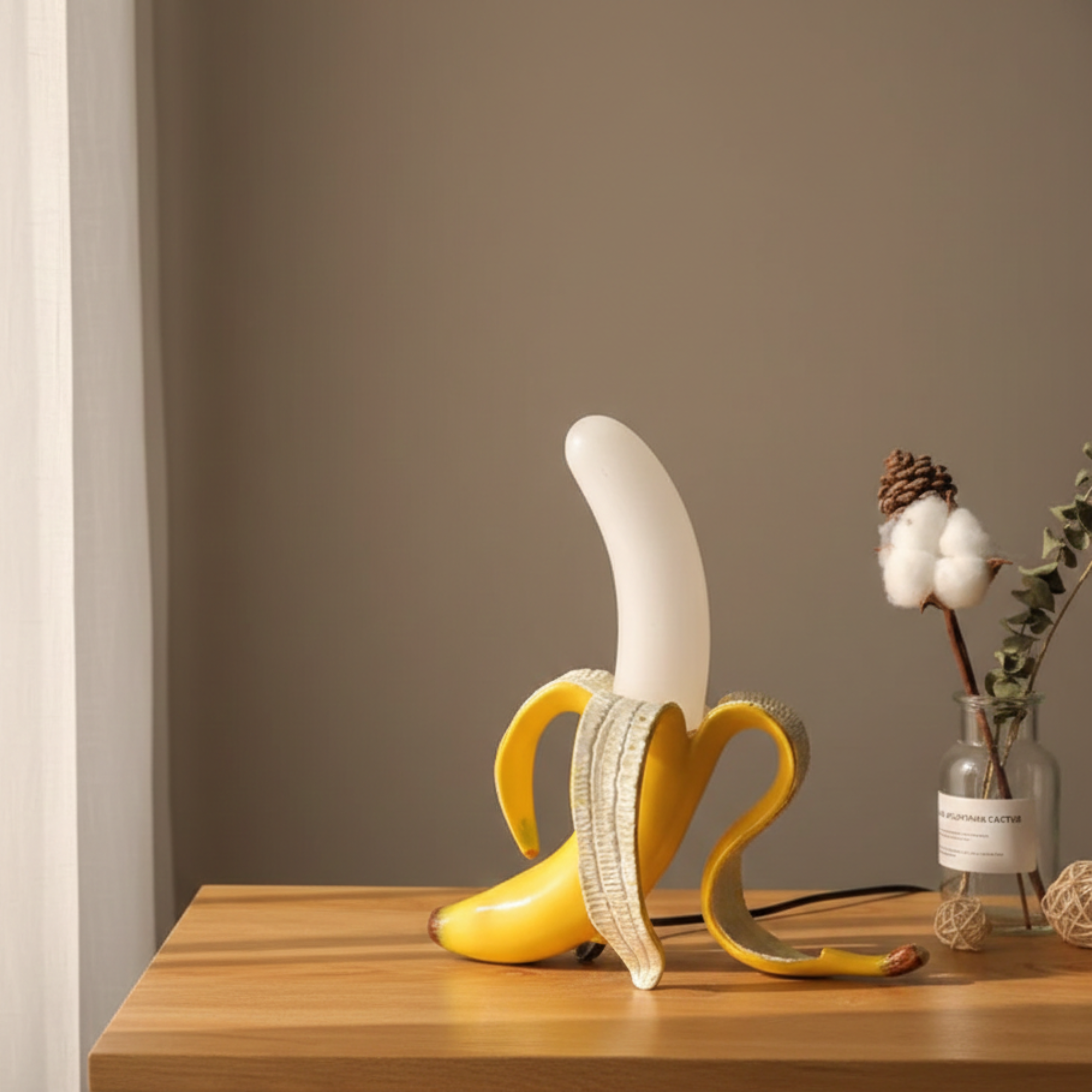 Lampada da tavolo LED a forma di banana effetto ottone, stile art deco