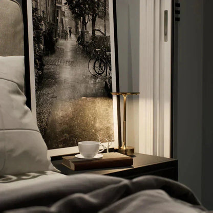 Lampada da tavolo LED senza fili ricaricabile in metallo oro con USB per comodino