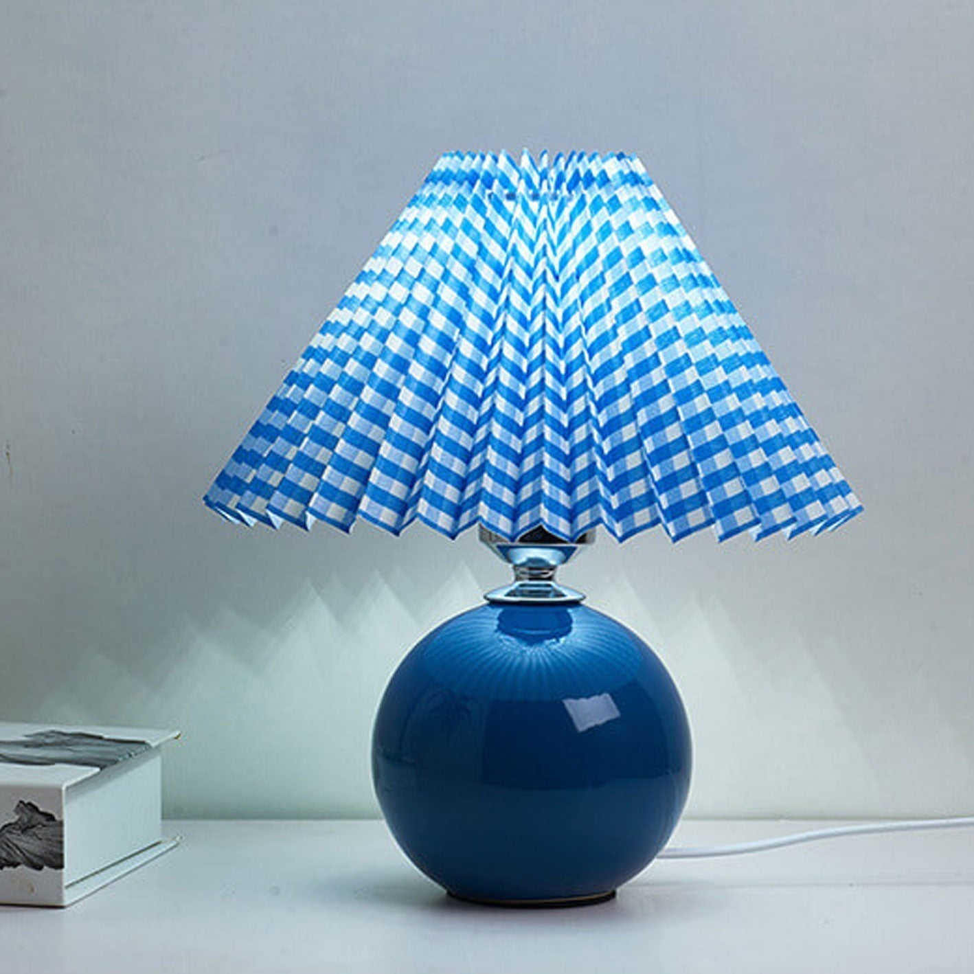 Lampada da tavolo nordica con base sferica in ceramica e paralume plissettato smerlato