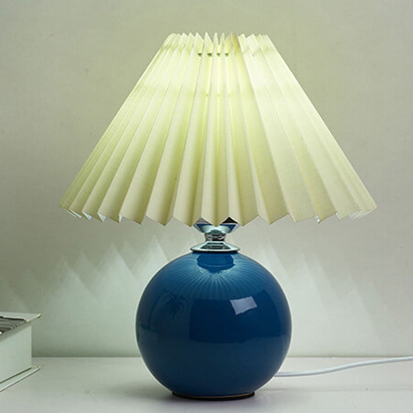 Lampada da tavolo nordica con base sferica in ceramica e paralume plissettato smerlato