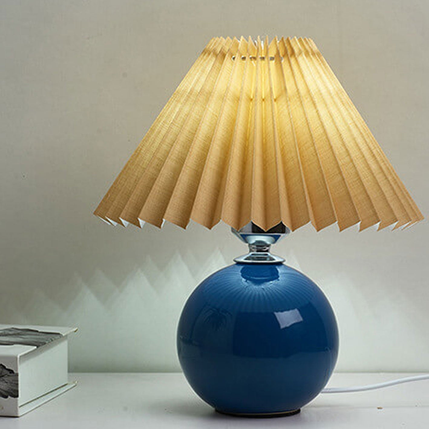 Lampada da tavolo nordica con base sferica in ceramica e paralume plissettato smerlato