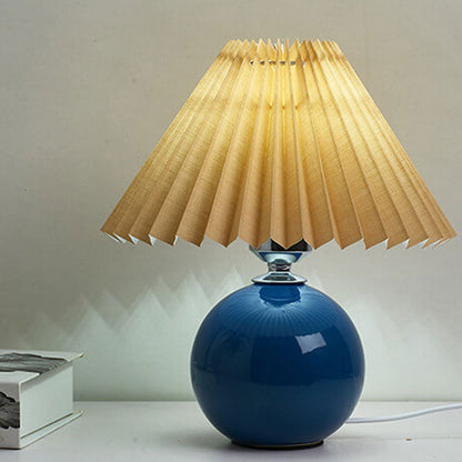 Lampada da tavolo nordica con base sferica in ceramica e paralume plissettato smerlato