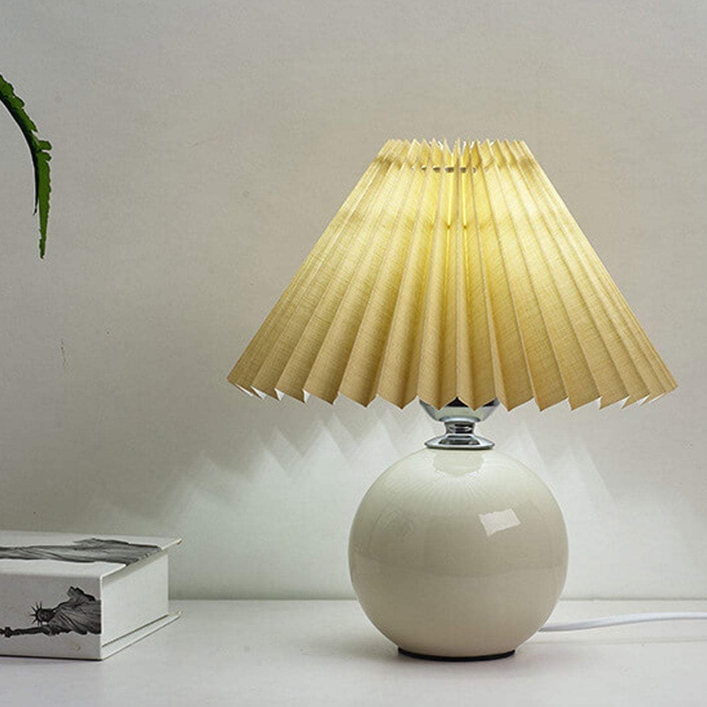 Lampada da tavolo nordica con base sferica in ceramica e paralume plissettato smerlato