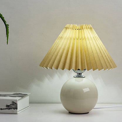 Lampada da tavolo nordica con base sferica in ceramica e paralume plissettato smerlato