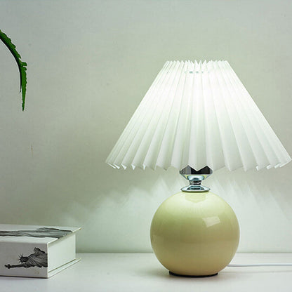 Lampada da tavolo nordica con base sferica in ceramica e paralume plissettato smerlato