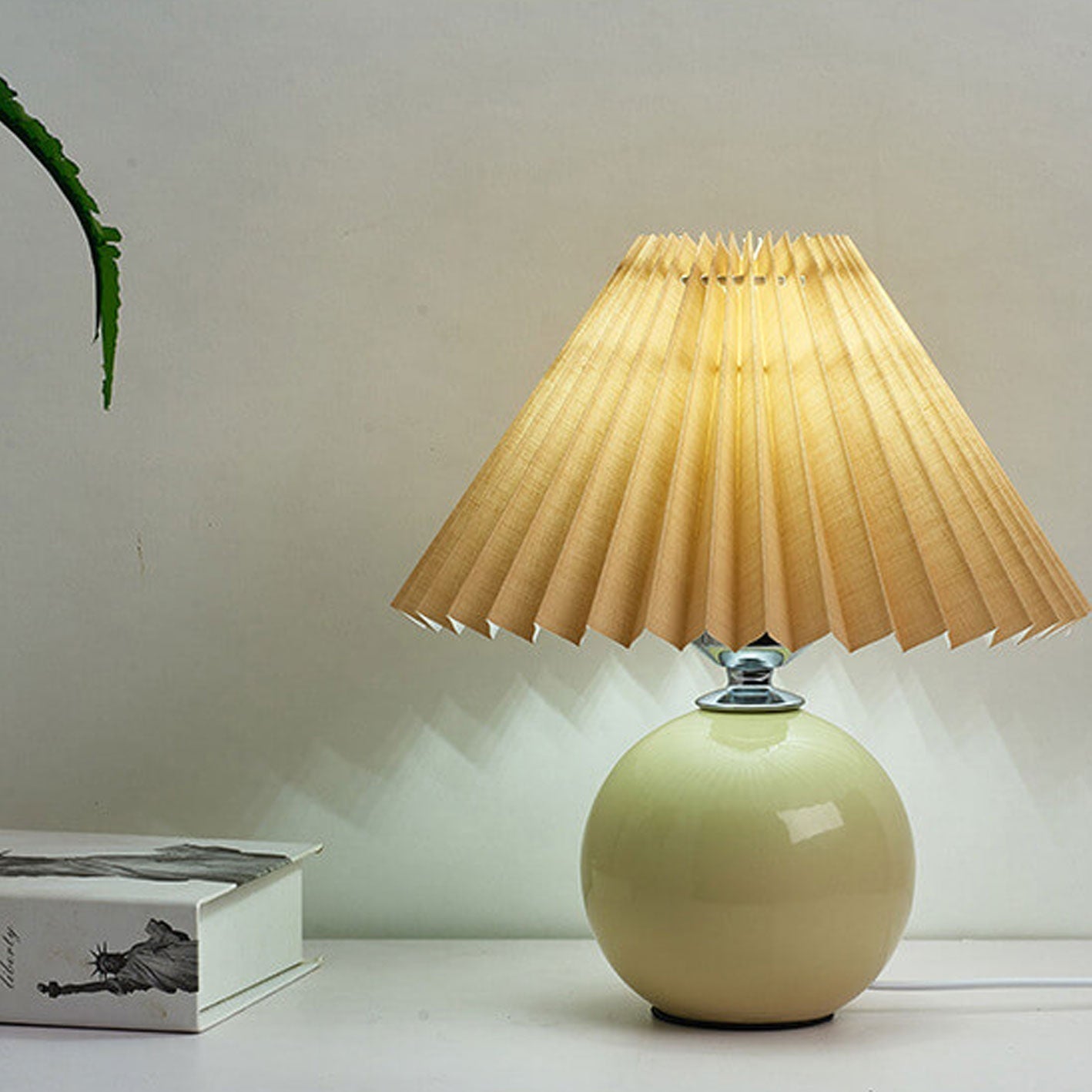Lampada da tavolo nordica con base sferica in ceramica e paralume plissettato smerlato