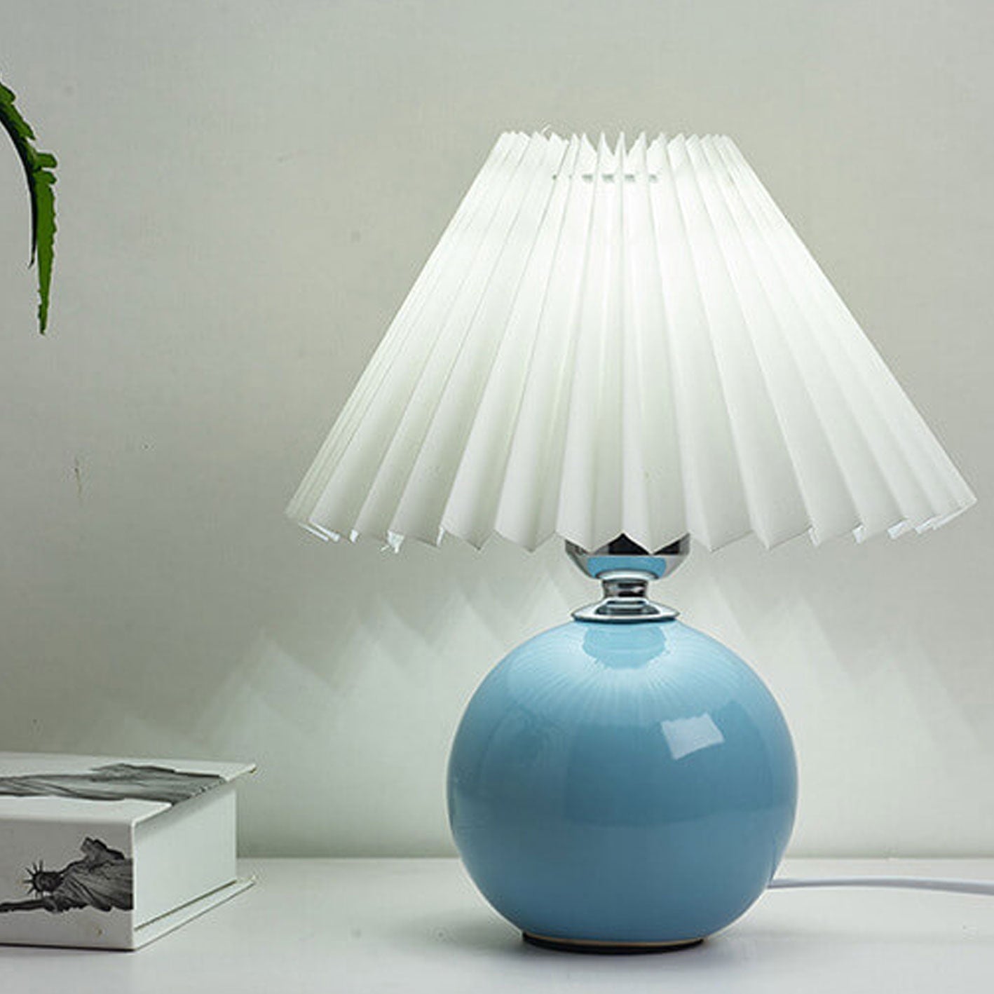Lampada da tavolo nordica con base sferica in ceramica e paralume plissettato smerlato