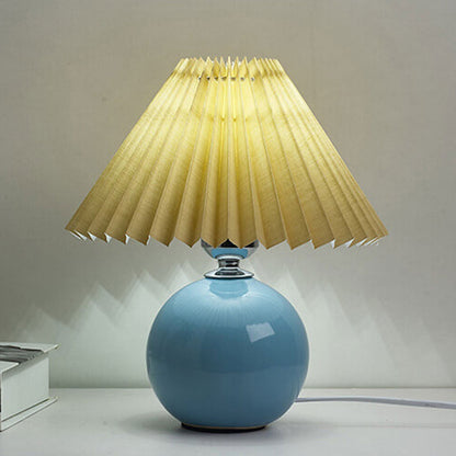 Lampada da tavolo nordica con base sferica in ceramica e paralume plissettato smerlato
