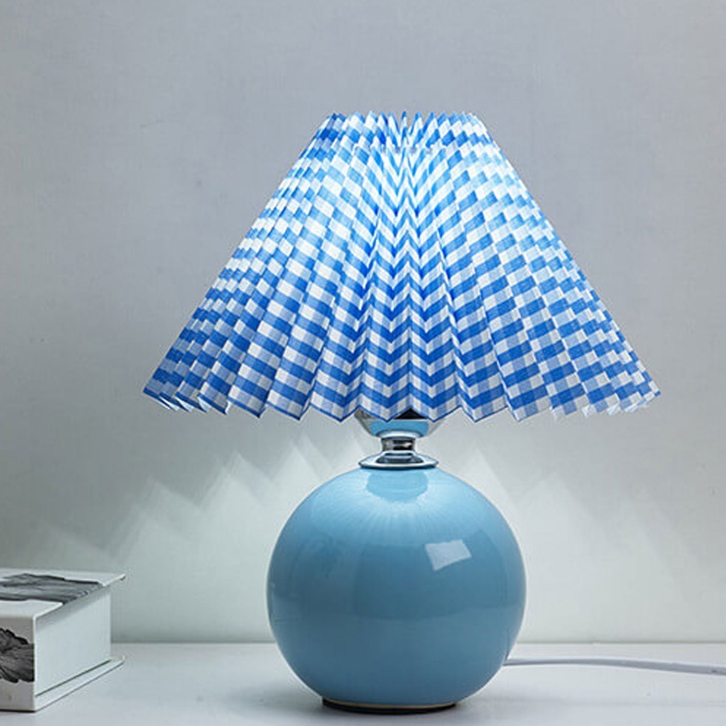 Lampada da tavolo nordica con base sferica in ceramica e paralume plissettato smerlato