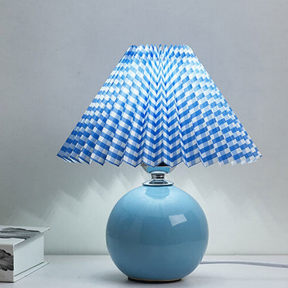 Lampada da tavolo nordica con base sferica in ceramica e paralume plissettato smerlato